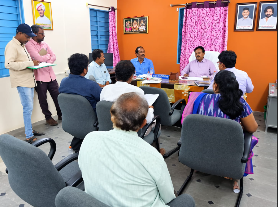అన్నమయ్య జిల్లా మదనపల్లెలోని జిల్లా వైద్య మరియు ఆరోగ్య శాఖ కార్యాలయంలో జిల్లా వైద్య మరియు ఆరోగ్య శాఖ అధికారి డా. లక్ష్మి నరసయ్య 